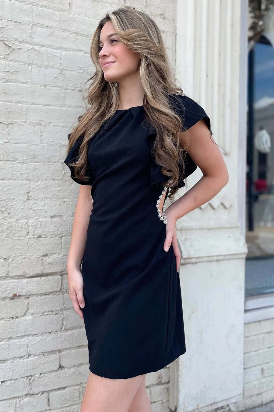 Vestido corto de fiesta con escote halter y perlas
